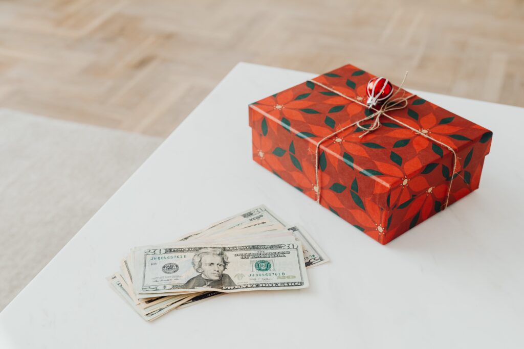 Donner de l'argent à Noël sans être fiscalisé 3 pexels karolina grabowska 5942664